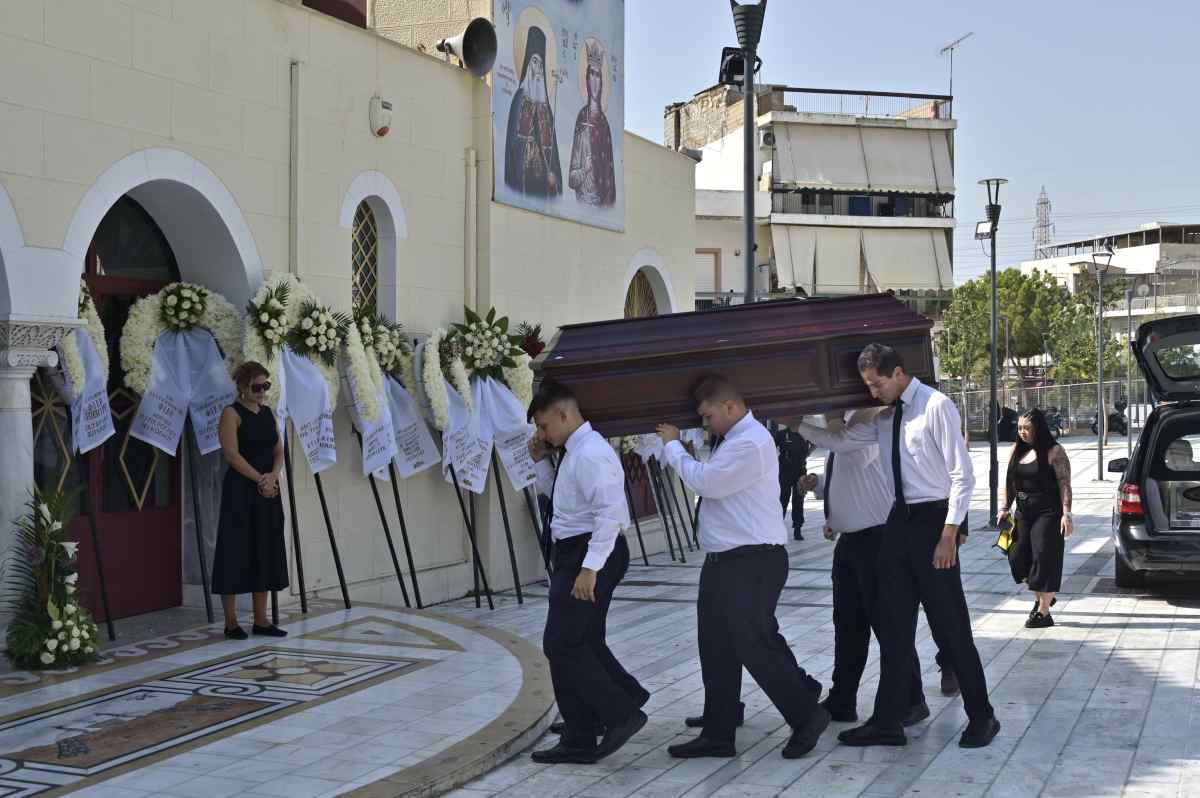 Κηδεία Κόκοτα: Κατερίνα στην εκκλησία, χειροκροτήματα κατά την άφιξη της σορού (Βίντεο) 22 Κηδεία Κόκοτα