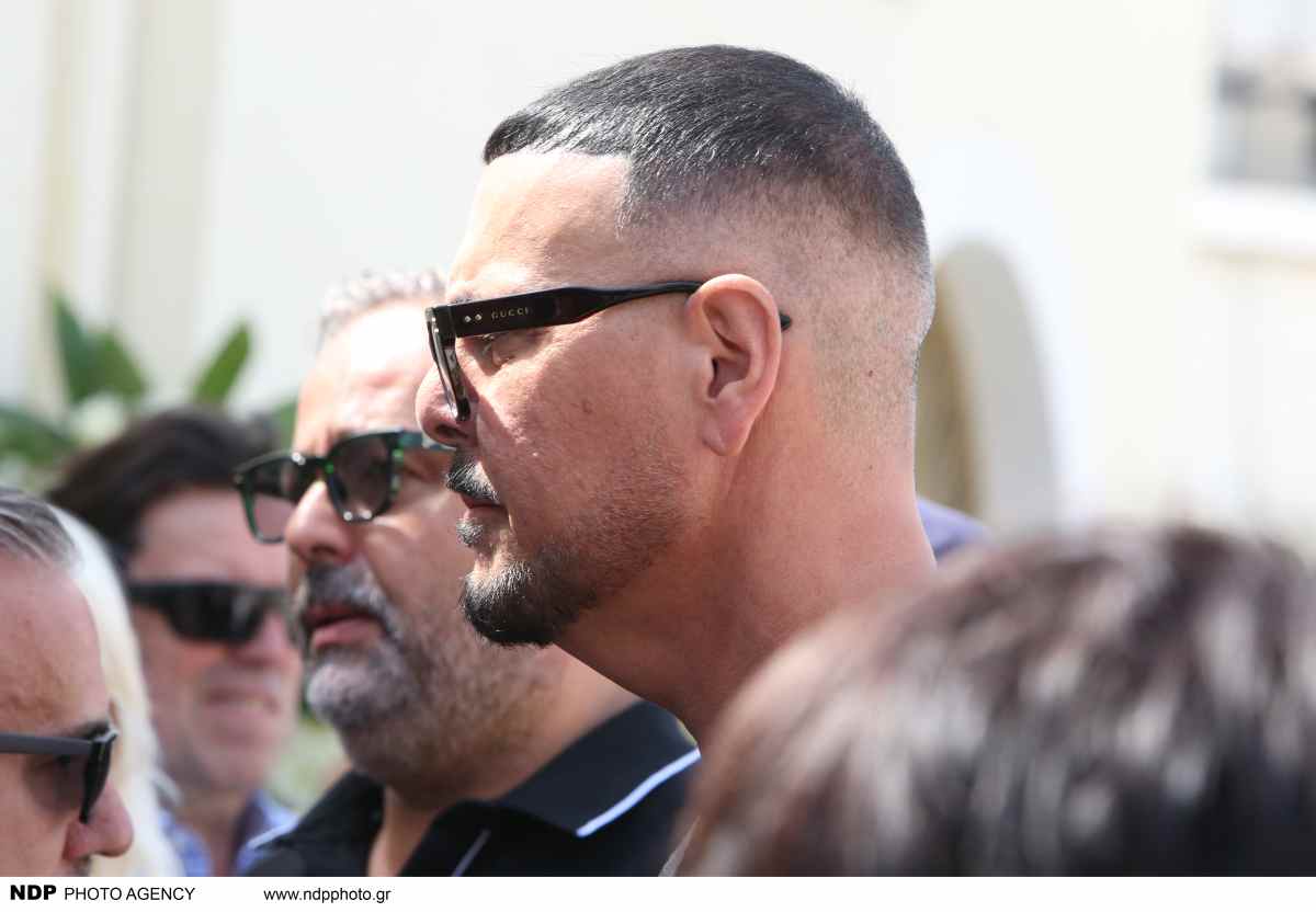 Κηδεία Δημήτρη Κόκοτα: Η κίνηση του Νίκου Κοκλώνη στον αποχαιρετισμό του (Φωτογραφία) 37 Κηδεία Δημήτρη Κόκοτα: Η συγκινητική κίνηση του Νίκου Κοκλώνη - Πώς τον αποχαιρέτησε (Φωτογραφία)