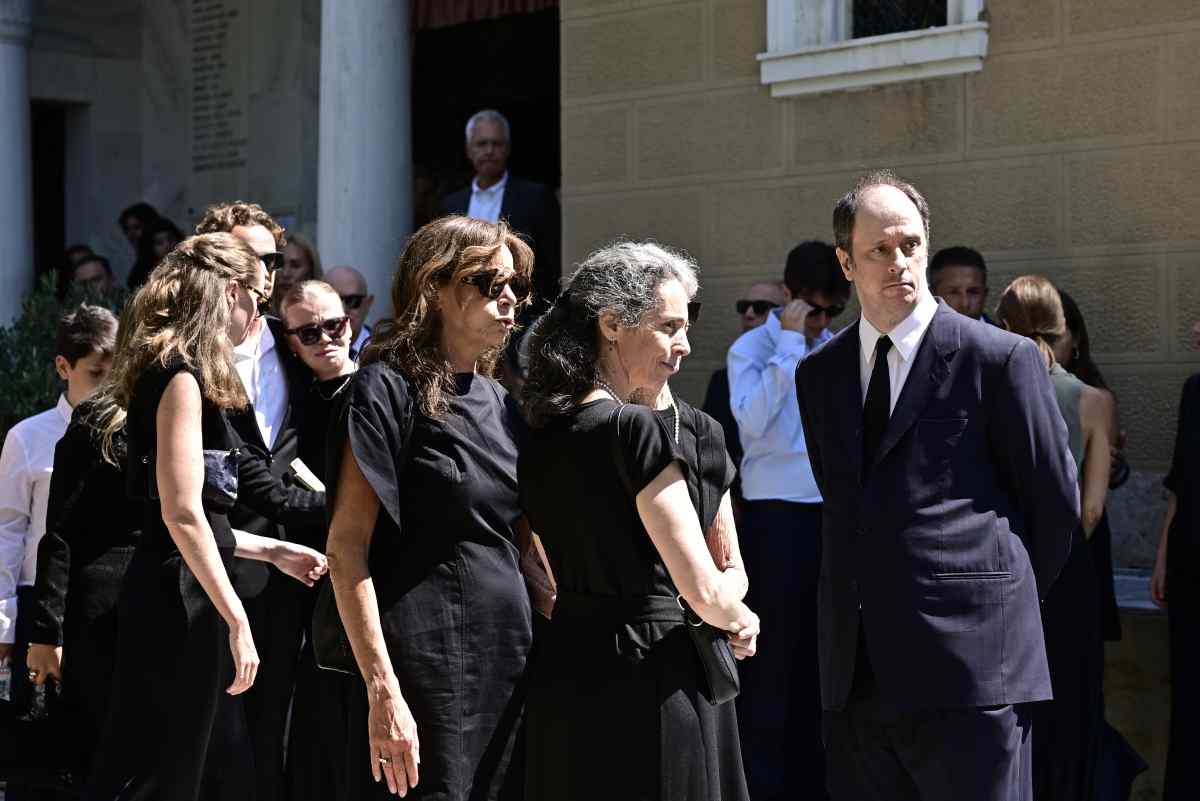 Στέφανος Μάνος: Κηδεία και τελευταίο «αντίο» με φωτογραφίες 19 Κηδεία Στέφανου Μάνου