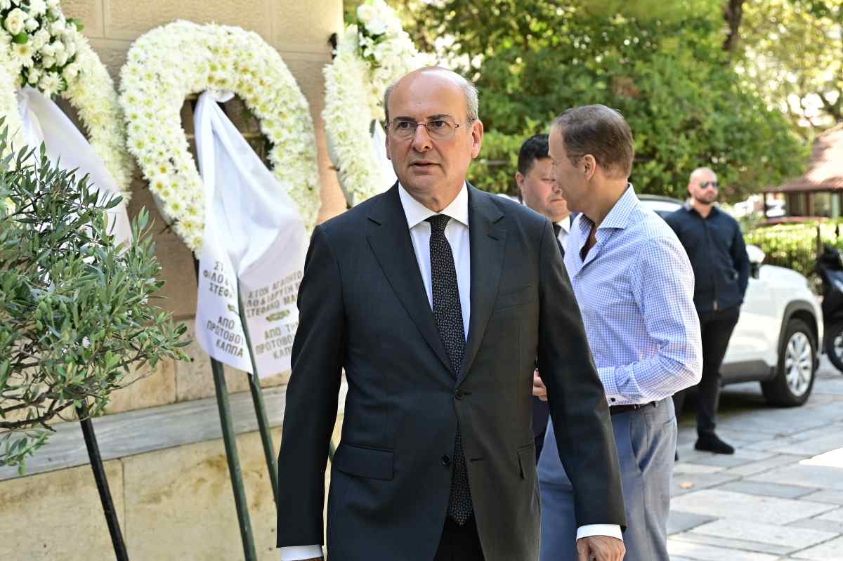 Στέφανος Μάνος: Κηδεία και τελευταίο «αντίο» με φωτογραφίες 28 Κηδεία Στέφανου Μάνου