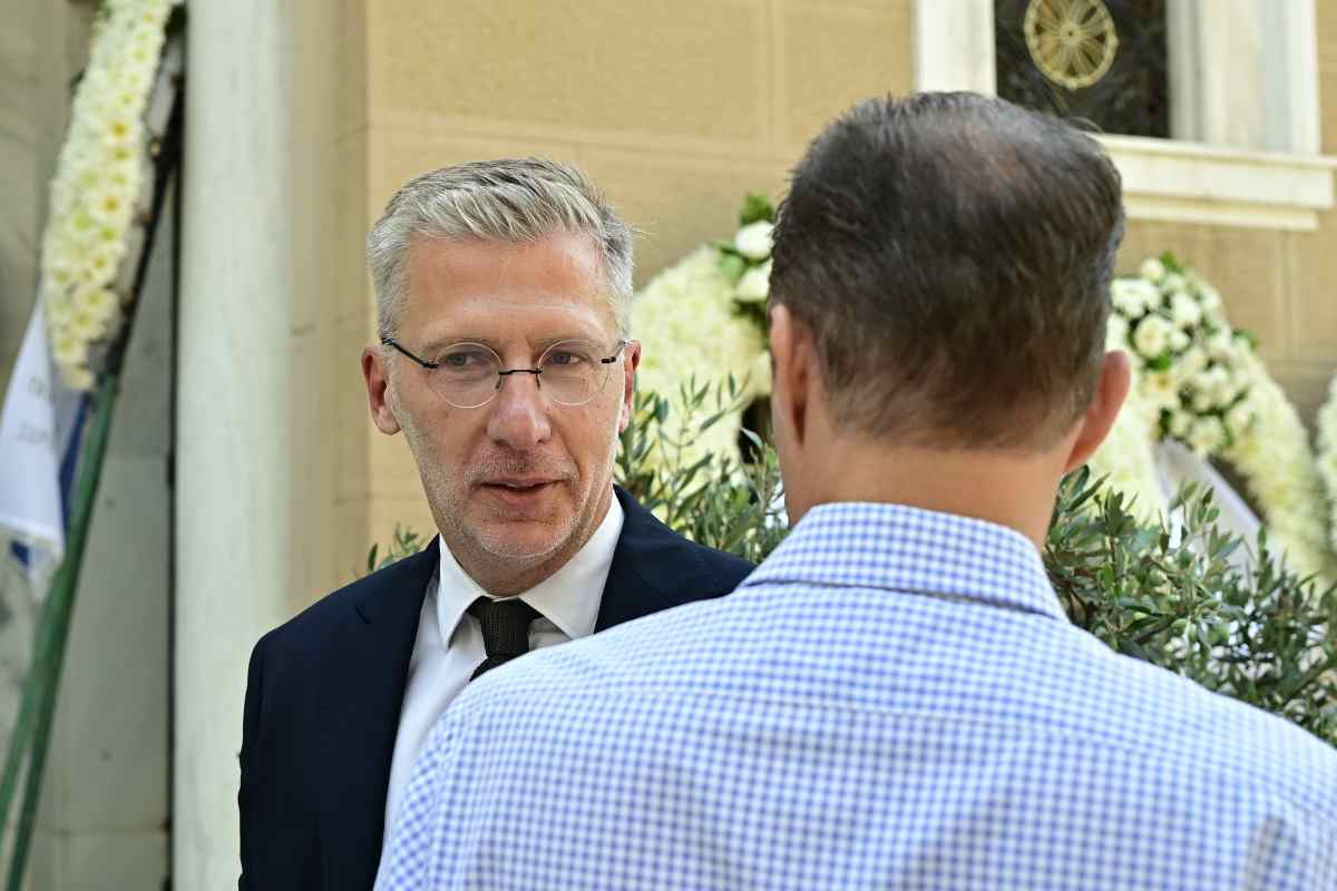 Στέφανος Μάνος: Κηδεία και τελευταίο «αντίο» με φωτογραφίες 30 Κηδεία Στέφανου Μάνου