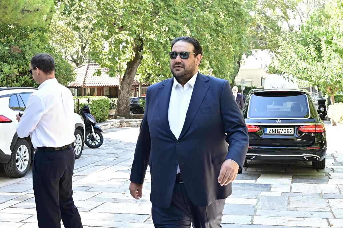 Στέφανος Μάνος: Κηδεία και τελευταίο «αντίο» με φωτογραφίες 31 Κηδεία Στέφανου Μάνου