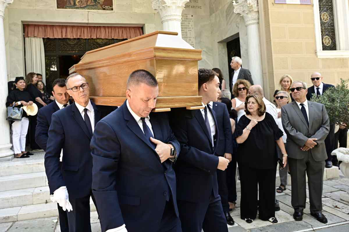 Στέφανος Μάνος: Κηδεία και τελευταίο «αντίο» με φωτογραφίες 22 Κηδεία Στέφανου Μάνου