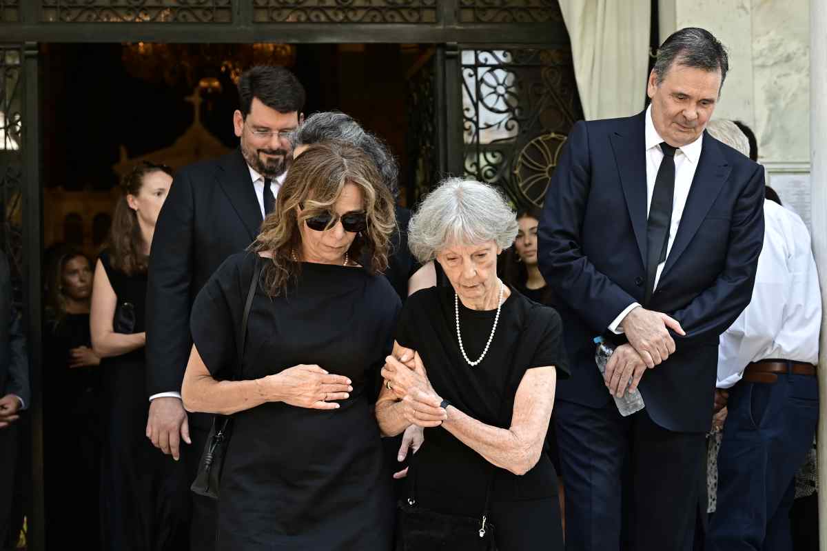Στέφανος Μάνος: Κηδεία και τελευταίο «αντίο» με φωτογραφίες 23 Κηδεία Στέφανου Μάνου