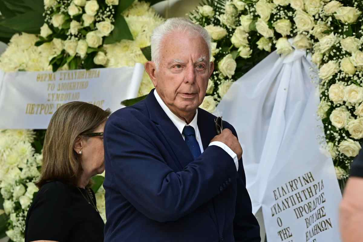 Στέφανος Μάνος: Κηδεία και τελευταίο «αντίο» με φωτογραφίες 24 Κηδεία Στέφανου Μάνου