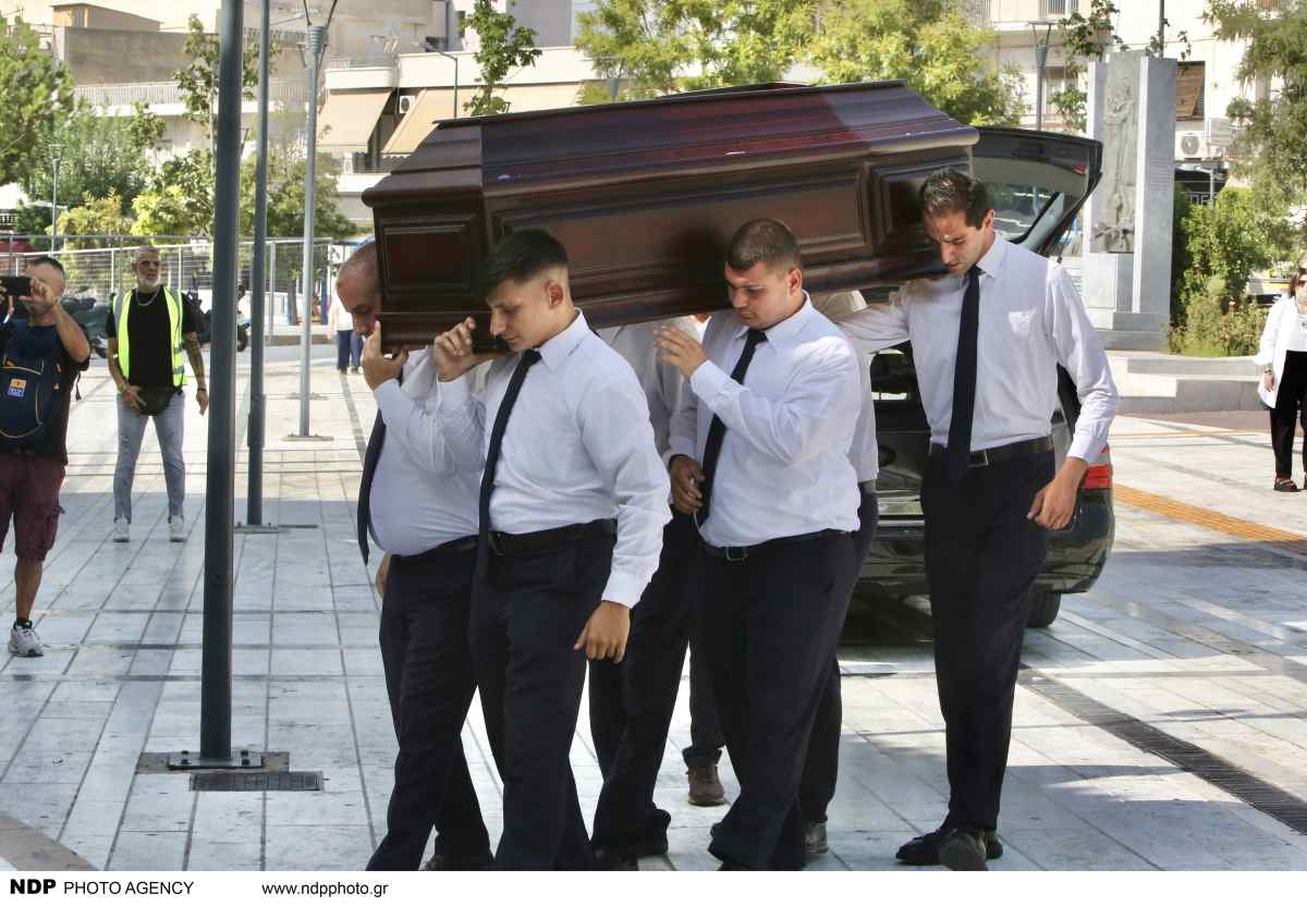 Κηδεία Κόκοτα: Η αδελφή του, Μαριάννα, ντυμένη στα μαύρα στην κηδεία (Φωτογραφίες) 17 Κηδεία Κόκοτα