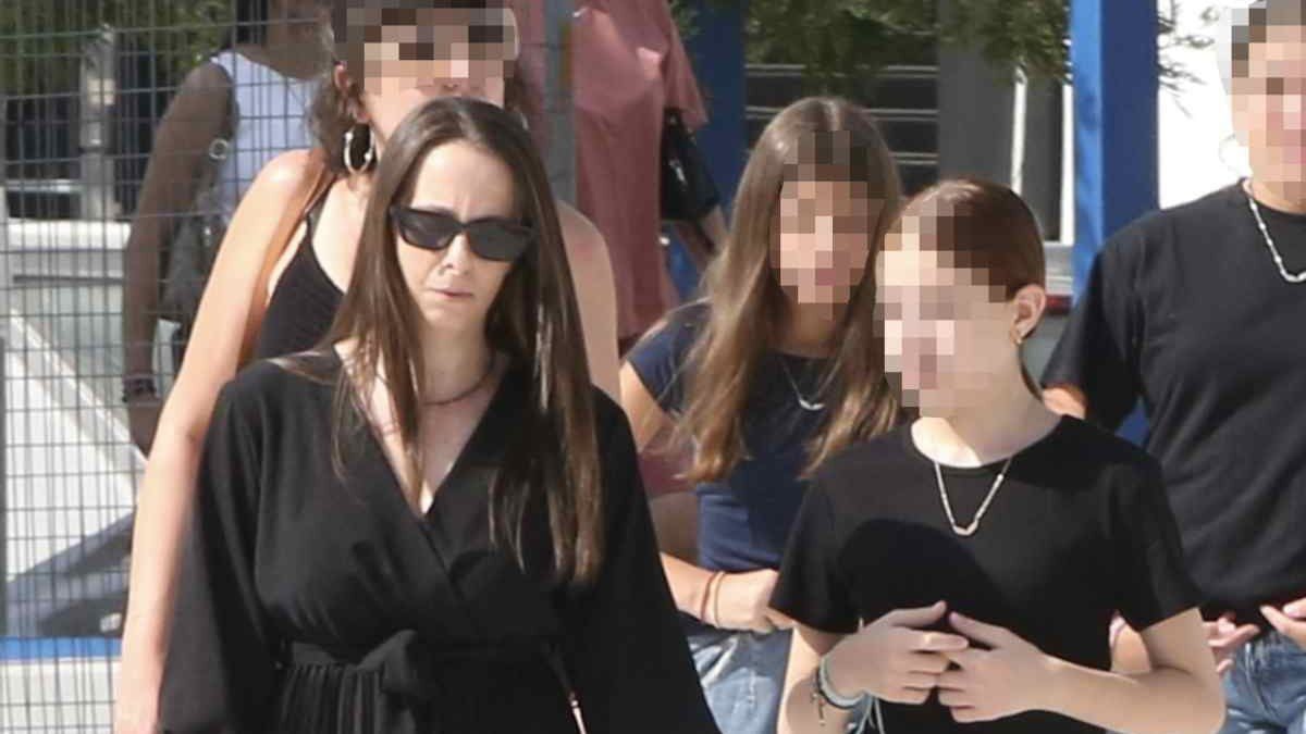 Κηδεία Κόκοτα: Η αδελφή του, Μαριάννα, ντυμένη στα μαύρα στην κηδεία (Φωτογραφίες) 7 Κηδεία Κόκοτα: Η αδελφή του, Μαριάννα, ντυμένη στα μαύρα στην κηδεία (Φωτογραφίες)
