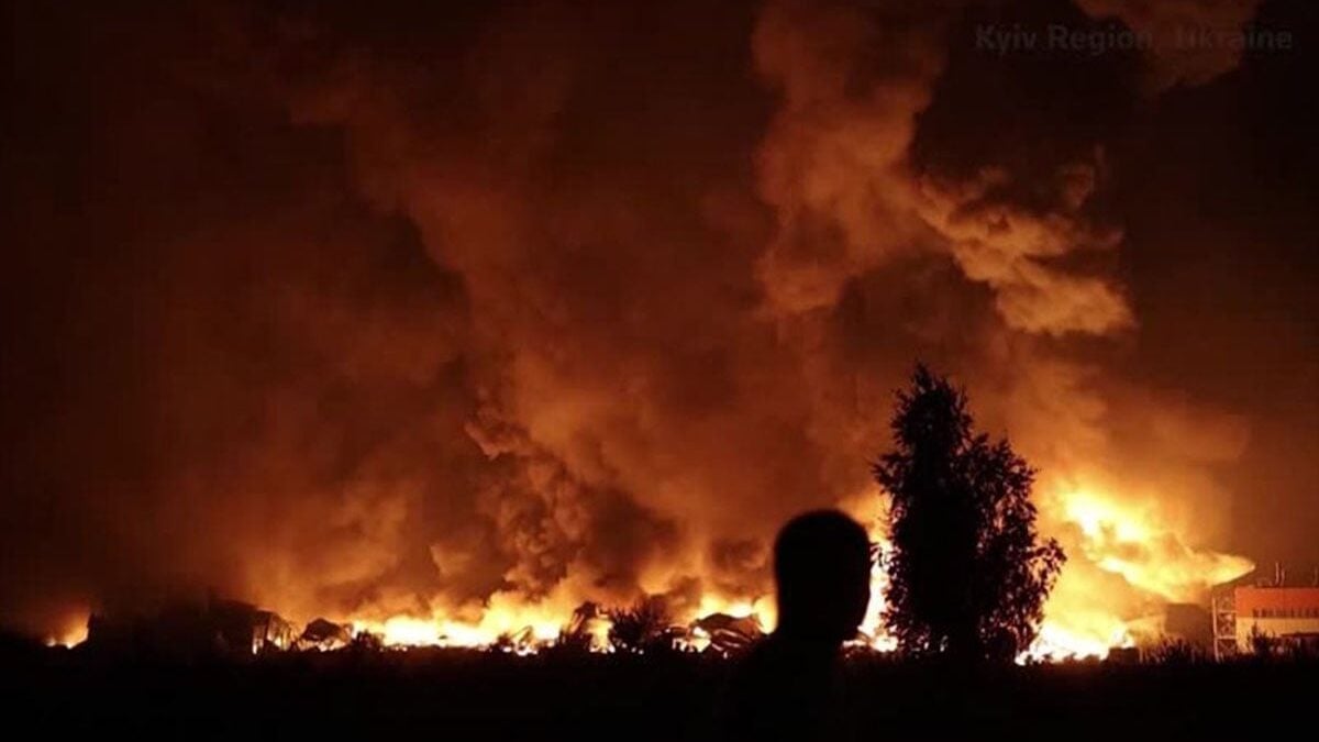 Ουκρανία: Τρεις νεκροί, μεταξύ τους ένα παιδί, από ρωσικά πλήγματα στην πόλη Μπροβαρί – Πάνω από δέκα ισχυρές εκρήξεις στο Κίεβο 1 Ουκρανία: Τρεις νεκροί, μεταξύ τους ένα παιδί, από ρωσικά πλήγματα στην πόλη Μπροβαρί – Πάνω από δέκα ισχυρές εκρήξεις στο Κίεβο