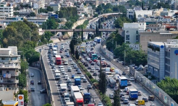 Μποτιλιάρισμα στον Κηφισό: Ένας ελαφρά τραυματίας από σύγκρουση αυτοκινήτου με φορτηγό στο ύψος της Μεταμόρφωσης