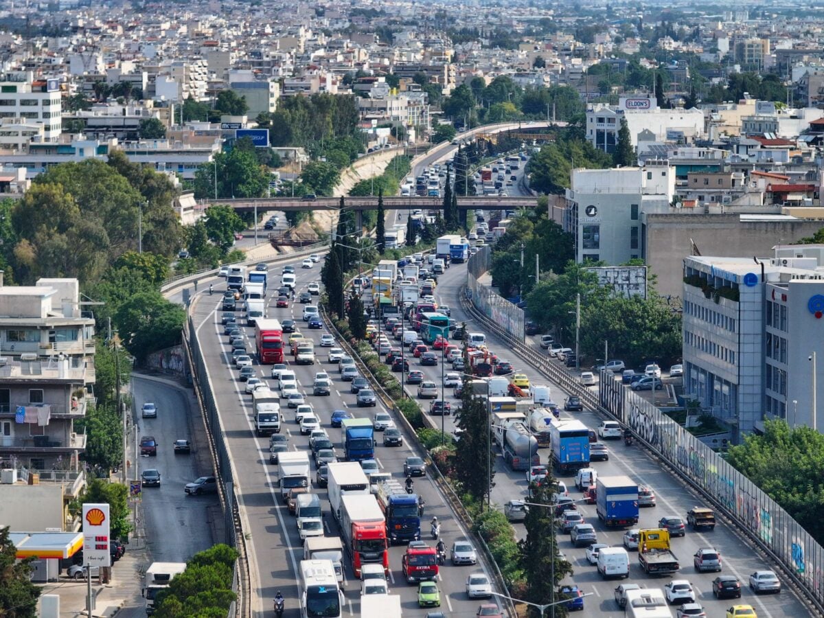 Μποτιλιάρισμα στον Κηφισό: Ένας ελαφρά τραυματίας από σύγκρουση αυτοκινήτου με φορτηγό στο ύψος της Μεταμόρφωσης