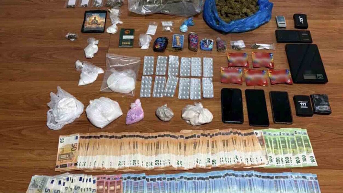 Ψυχολόγος του Πειραιά σε κύκλωμα διακίνησης ναρκωτικών – Λαϊκή τραγουδίστρια μεταξύ των «πελατών» 1 Ψυχολόγος του Πειραιά σε κύκλωμα διακίνησης ναρκωτικών – Λαϊκή τραγουδίστρια μεταξύ των «πελατών»