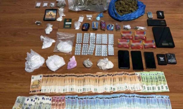 Ψυχολόγος του Πειραιά σε κύκλωμα διακίνησης ναρκωτικών – Λαϊκή τραγουδίστρια μεταξύ των «πελατών»