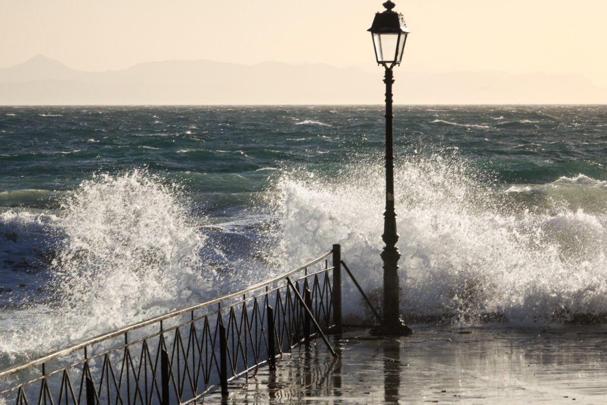 Καιρός τύπου «Hot Dry Windy» την Τρίτη με 38άρια και 7 μποφόρ – Οι 13 επικίνδυνες περιοχές για φωτιά