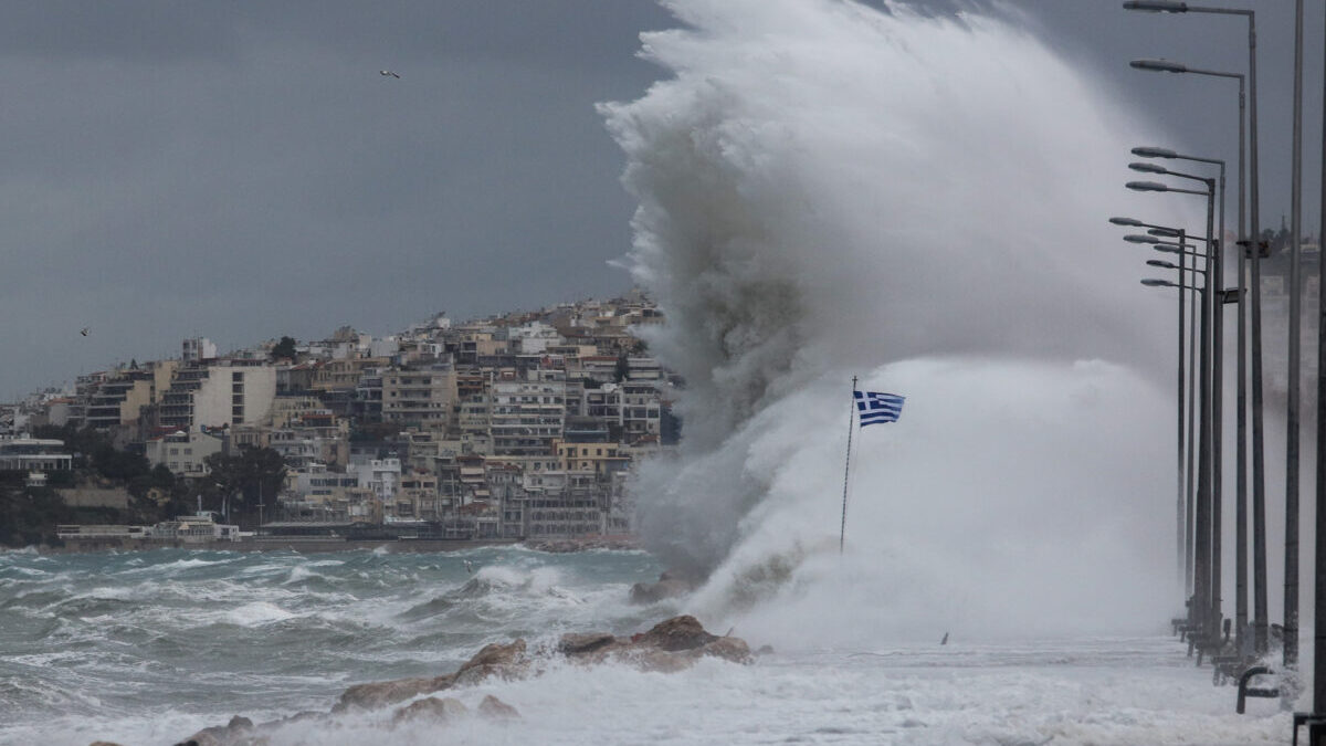 Άνεμοι έως 9 μποφόρ σαρώνουν τη χώρα, κόκκινος συναγερμός για φωτιές: Απαγορευτικό απόπλου σε Λαύριο και Ραφήνα, ακυρώσεις στον Πειραιά 2 Άνεμοι έως 9 μποφόρ σαρώνουν τη χώρα, κόκκινος συναγερμός για φωτιές: Απαγορευτικό απόπλου σε Λαύριο και Ραφήνα, ακυρώσεις στον Πειραιά