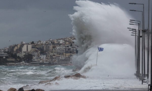 Άνεμοι έως 9 μποφόρ σαρώνουν τη χώρα, κόκκινος συναγερμός για φωτιές: Απαγορευτικό απόπλου σε Λαύριο και Ραφήνα, ακυρώσεις στον Πειραιά