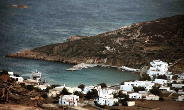 Κίμωλος: Δήμαρχος περιγράφει ότι «το μπάνιο είναι εξωτερικό, εκτός κτιρίου» στο σπίτι της τραγωδίας, όπου είχε κάνει την ηλεκτρολογική πιστοποίηση