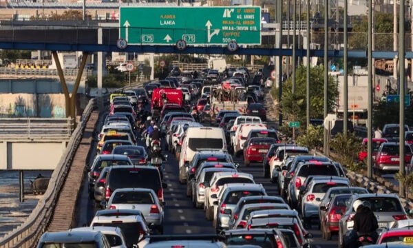 Τροχαίο στον Κηφισό: Μποτιλιάρισμα στο ύψος της γέφυρας Βρυούλων προς Λαμία