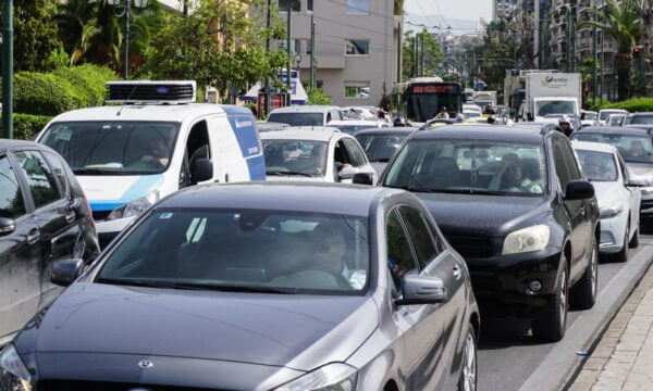 Τροχαίο στη Λεωφόρο Ποσειδώνος: Μεγάλες καθυστερήσεις προς Πειραιά