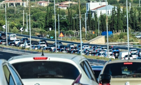 Ταλαιπωρία στην επιστροφή των αδειούχων του Αυγούστου στην Κορίνθου – Αθηνών σε Κινέτα και Μέγαρα