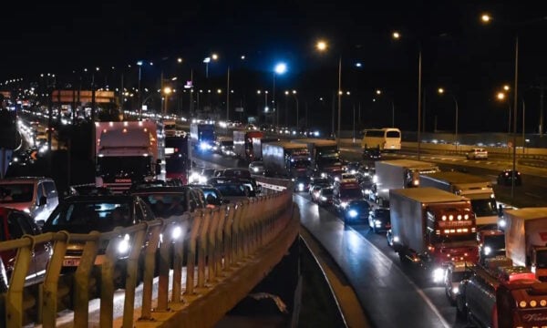 Επιστροφή αδειούχων Αυγούστου: Μποτιλιάρισμα στις εισόδους για Αθήνα και Θεσσαλονίκη, αυξημένη κίνηση στον Πειραιά