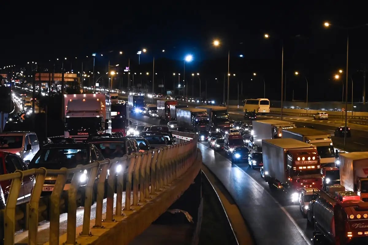 Επιστροφή αδειούχων Αυγούστου: Μποτιλιάρισμα στις εισόδους για Αθήνα και Θεσσαλονίκη, αυξημένη κίνηση στον Πειραιά