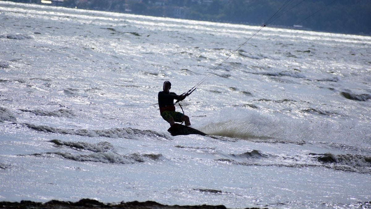 Φθιώτιδα: Kite surfer παραλίγο να πνιγεί στις Ράχες μετά από ατύχημα – Πώς κατάφεραν να τον σώσουν 1 Φθιώτιδα: Kite surfer παραλίγο να πνιγεί στις Ράχες μετά από ατύχημα – Πώς κατάφεραν να τον σώσουν