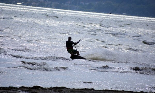 Φθιώτιδα: Kite surfer παραλίγο να πνιγεί στις Ράχες μετά από ατύχημα – Πώς κατάφεραν να τον σώσουν