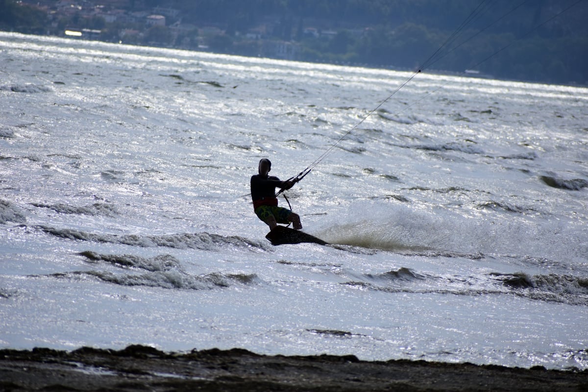 Φθιώτιδα: Kite surfer παραλίγο να πνιγεί στις Ράχες μετά από ατύχημα – Πώς κατάφεραν να τον σώσουν