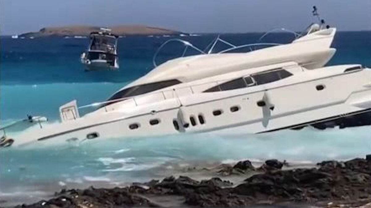 Κύθηρα: Θαλαμηγός με γερμανική σημαία προσάραξε σε παραλία 1 Κύθηρα: Θαλαμηγός με γερμανική σημαία προσάραξε σε παραλία