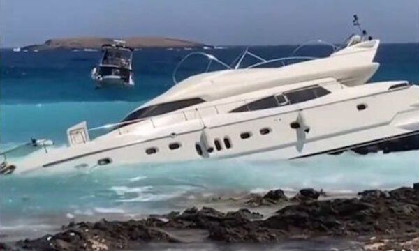 Κύθηρα: Θαλαμηγός με γερμανική σημαία προσάραξε σε παραλία