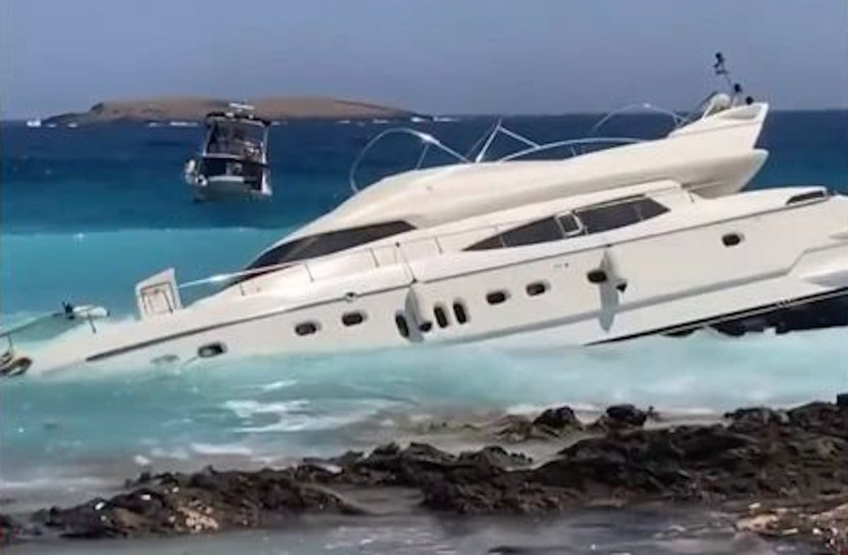 Κύθηρα: Θαλαμηγός με γερμανική σημαία προσάραξε σε παραλία