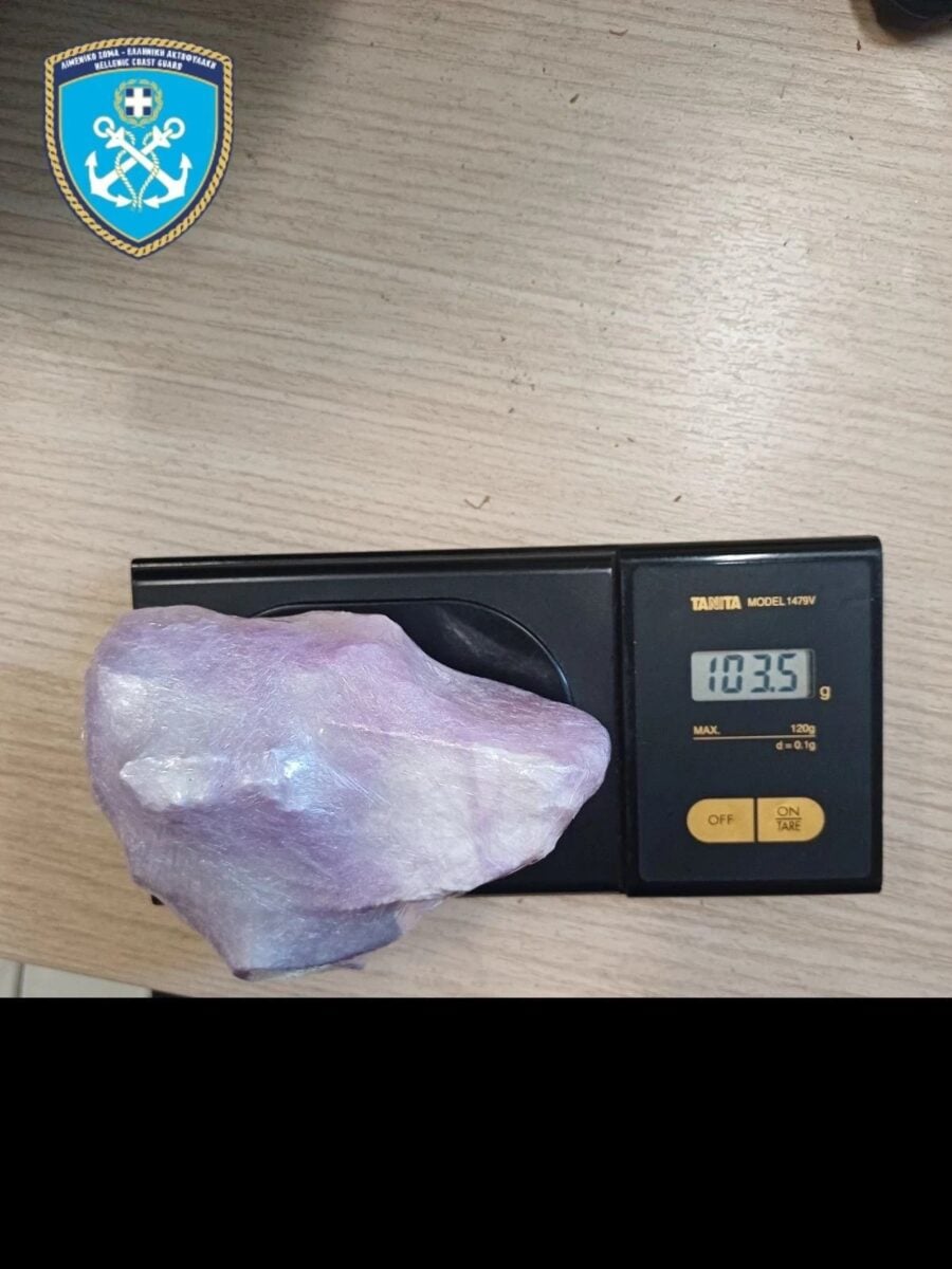 Πειραιάς: Χειροπέδες σε 19χρονο βρέθηκε με κοκαΐνη μέσα σε πλοίο στο λιμάνι 7 Πειραιάς: Χειροπέδες σε 19χρονο βρέθηκε με κοκαΐνη μέσα σε πλοίο στο λιμάνι