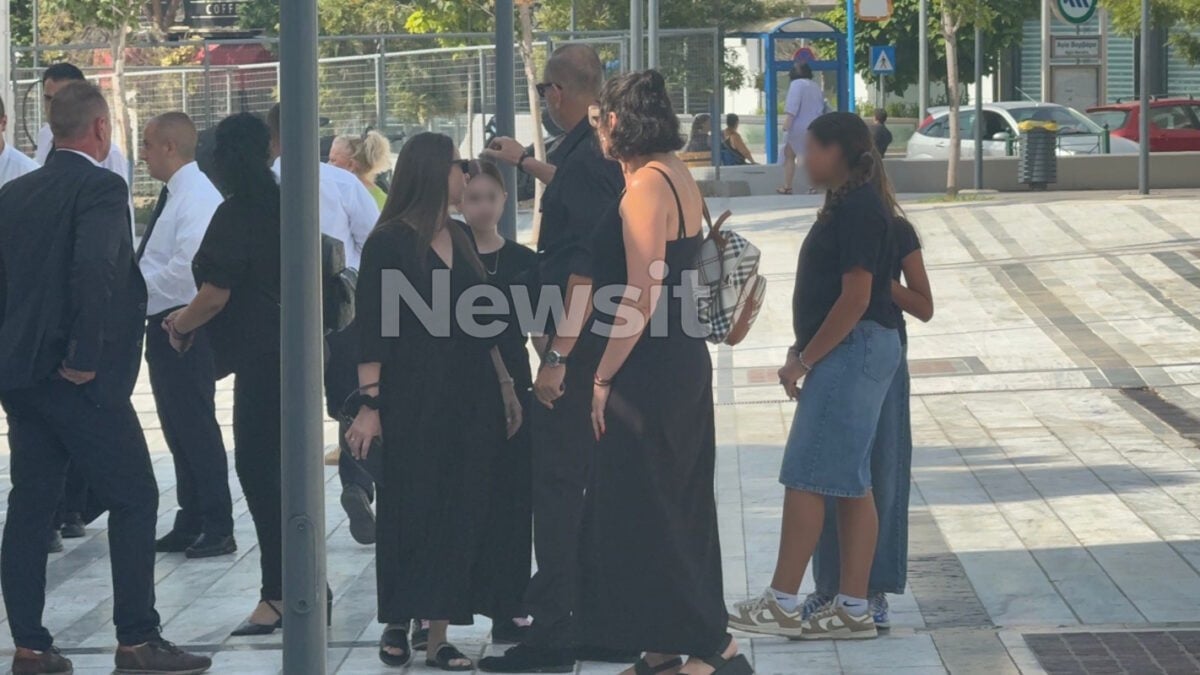 Δημήτρης Κόκοτας: Θλίψη στην κηδεία του αγαπημένου τραγουδιστή – Τραγικές φιγούρες η σύζυγος και η κόρη του 14 Κηδεία Δημήτρη Κόκοτα