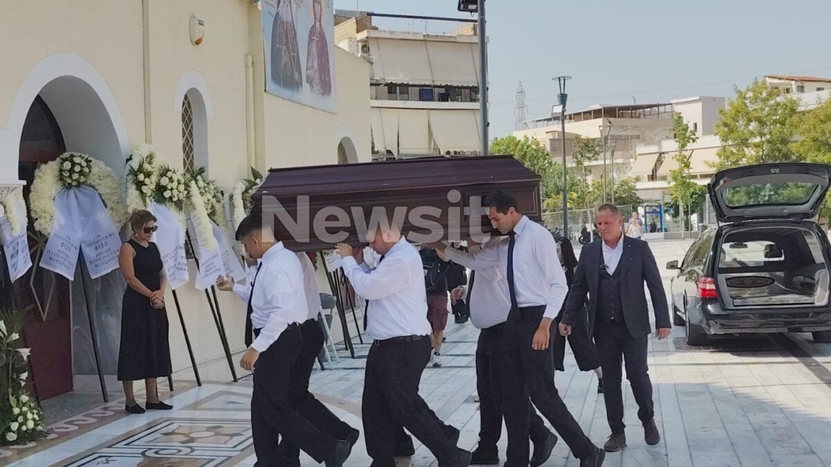 Δημήτρης Κόκοτας: Θλίψη στην κηδεία του αγαπημένου τραγουδιστή – Τραγικές φιγούρες η σύζυγος και η κόρη του 15 Κηδεία Δημήτρη Κόκοτα