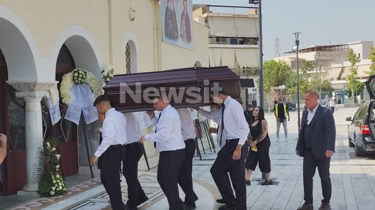 Δημήτρης Κόκοτας: Θλίψη στην κηδεία του αγαπημένου τραγουδιστή – Τραγικές φιγούρες η σύζυγος και η κόρη του 17 Κηδεία Δημήτρη Κόκοτα