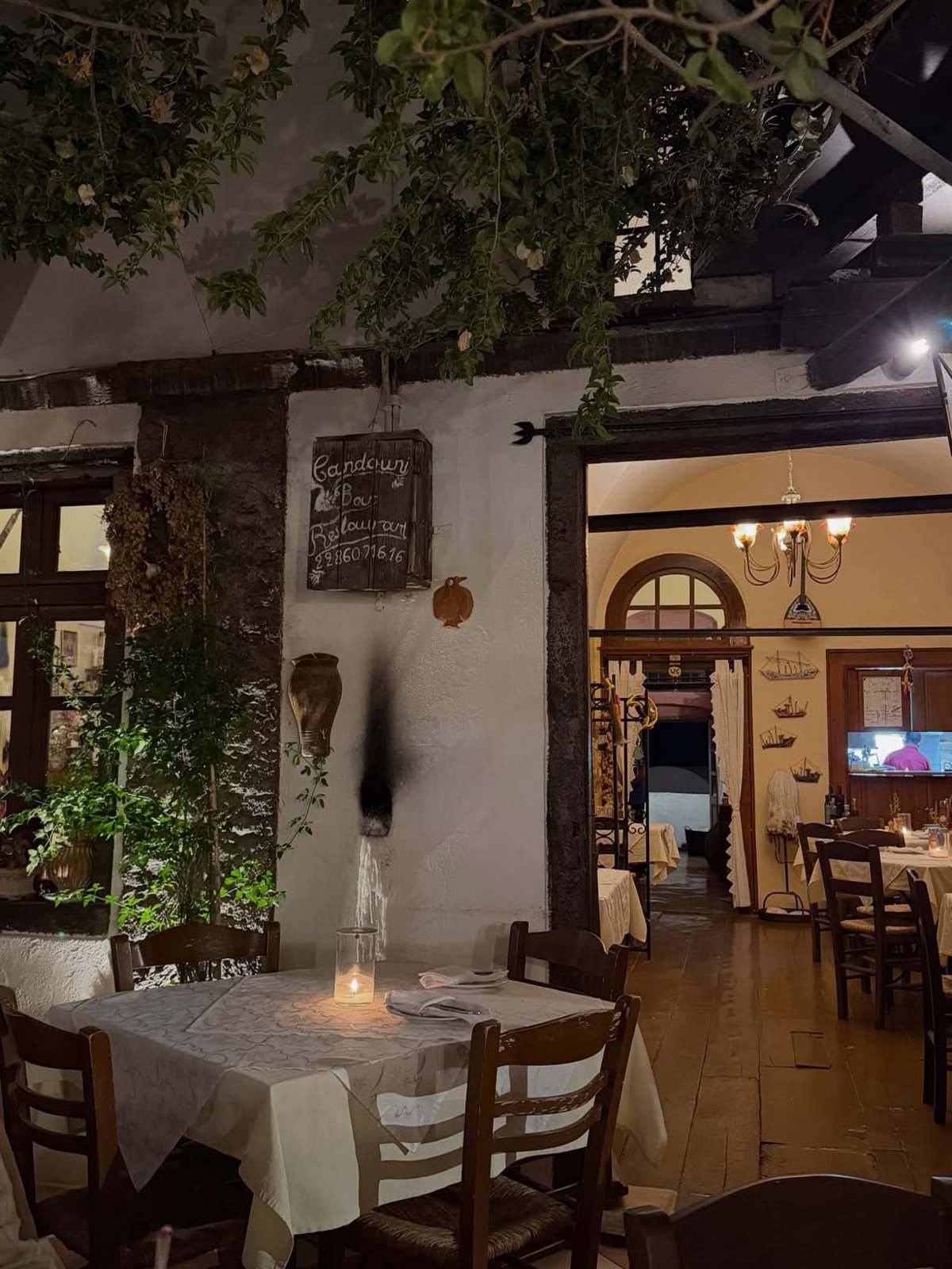 Η Κόνι Μεταξά στη Σαντορίνη: Πόζες με αποκαλυπτικά μπικίνι και αντρική παρέα 19 Η Κόνι Μεταξά στη Σαντορίνη
