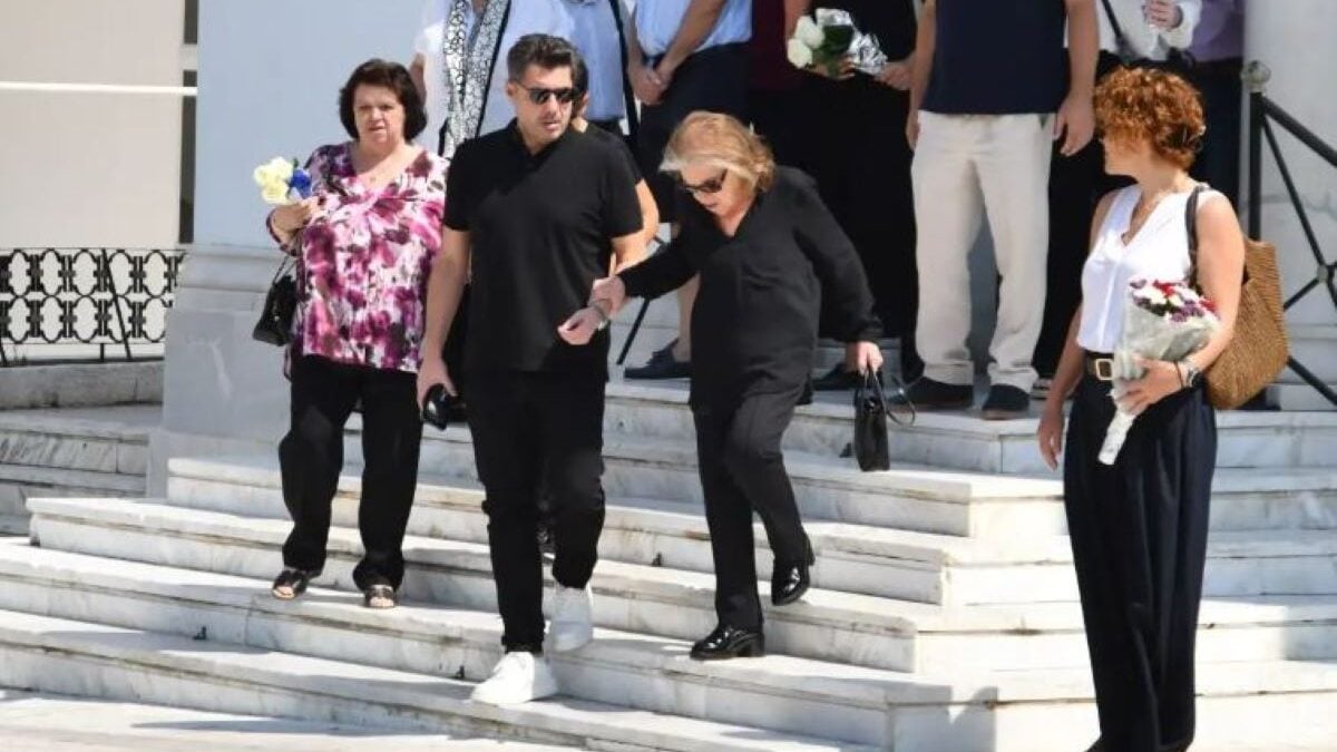 Λάμπρος Κωνσταντάρας: Συγκίνηση στο μνημόσυνο για τον πατέρα του Δημήτρη 6 Λάμπρος Κωνσταντάρας: Συγκίνηση στο μνημόσυνο για τον πατέρα του Δημήτρη