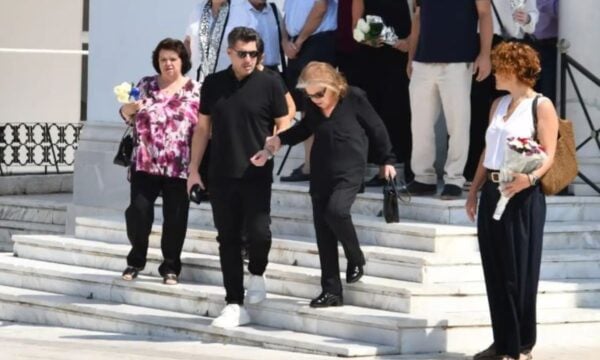 Λάμπρος Κωνσταντάρας: Συγκίνηση στο μνημόσυνο για τον πατέρα του Δημήτρη