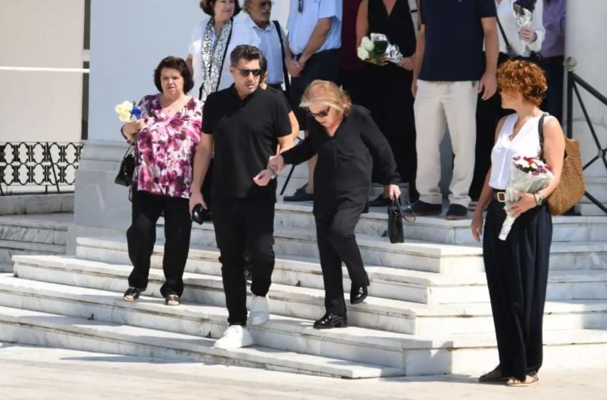 Λάμπρος Κωνσταντάρας: Συγκίνηση στο μνημόσυνο για τον πατέρα του Δημήτρη
