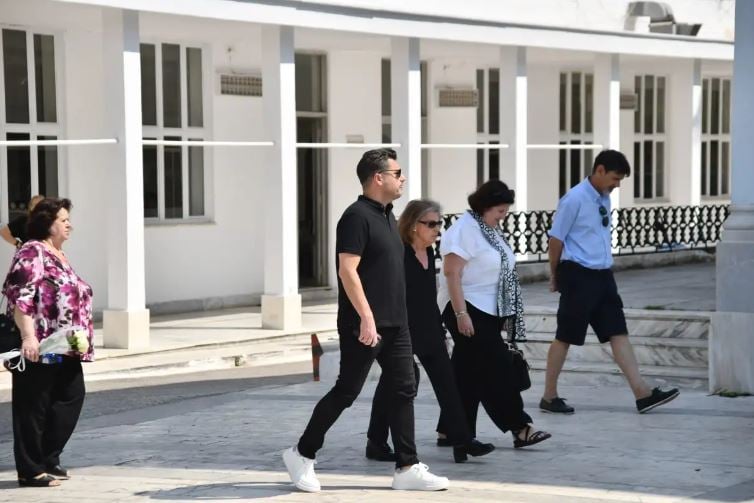 Λάμπρος Κωνσταντάρας: Συγκίνηση στο μνημόσυνο για τον πατέρα του Δημήτρη 14 Λάμπρος Κωνσταντάρας: Συγκίνηση στο μνημόσυνο για τον πατέρα του Δημήτρη