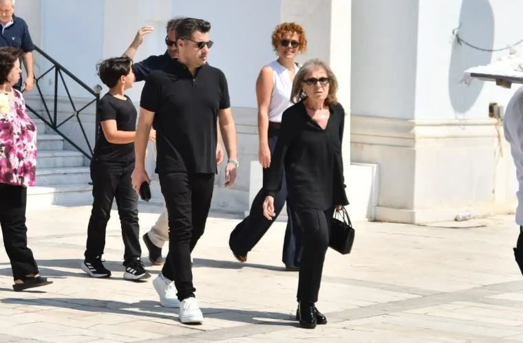 Λάμπρος Κωνσταντάρας: Συγκίνηση στο μνημόσυνο για τον πατέρα του Δημήτρη 15 Λάμπρος Κωνσταντάρας: Συγκίνηση στο μνημόσυνο για τον πατέρα του Δημήτρη