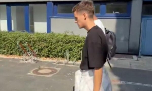 Γιάννης Κωνσταντέλιας έφτασε στο Ντόρτμουντ: «Αγαπάω τον ΠΑΟΚ, αγαπάω εσάς», είπε σε βιντεοκλήση στο αεροδρόμιο