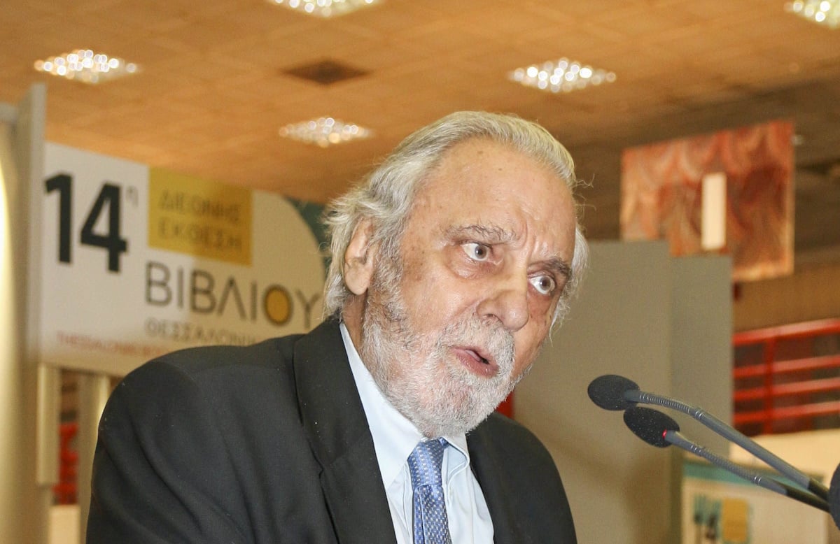Ακαδημία Αθηνών: Η σημαία μεσίστια επί τρεις ημέρες για την απώλεια του ακαδημαϊκού Κωνσταντίνου Τσουκαλά