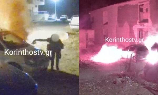 Κόρινθος: Η στιγμή που άγνωστος βάζει φωτιά σε παρκαρισμένα αυτοκίνητα κοντά σε πολυκατοικίες