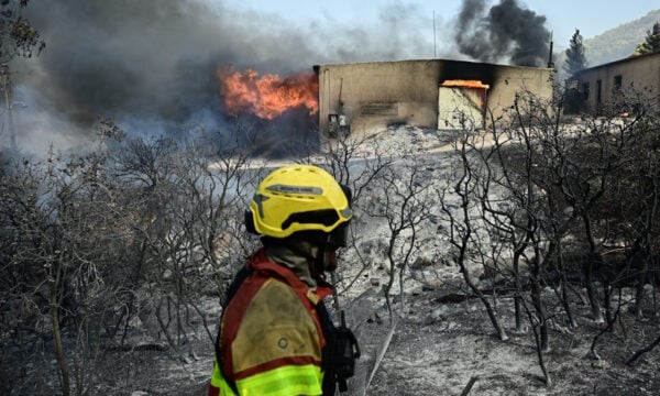 Φωτιά στον Κουβαρά: Σπινθήρες από καλώδια σε κολόνα ρεύματος την προκάλεσαν