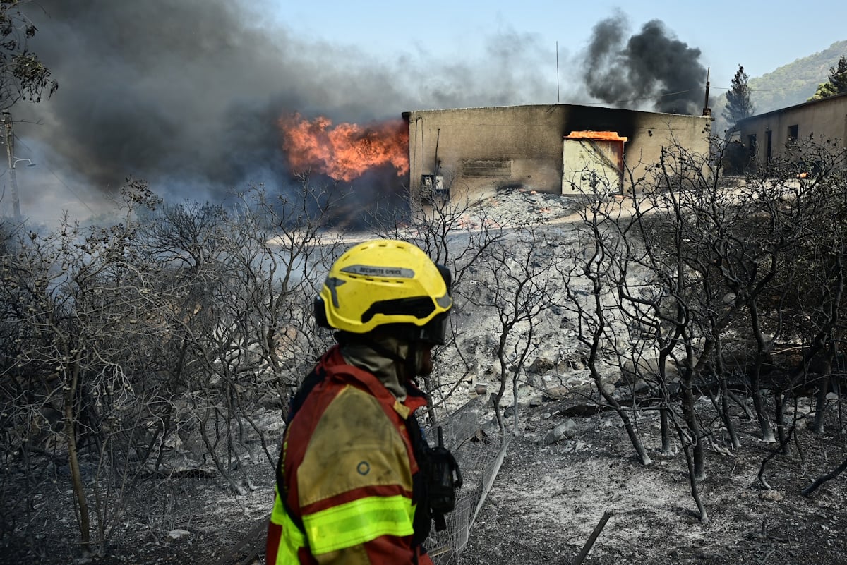 Φωτιά στον Κουβαρά: Σπινθήρες από καλώδια σε κολόνα ρεύματος την προκάλεσαν