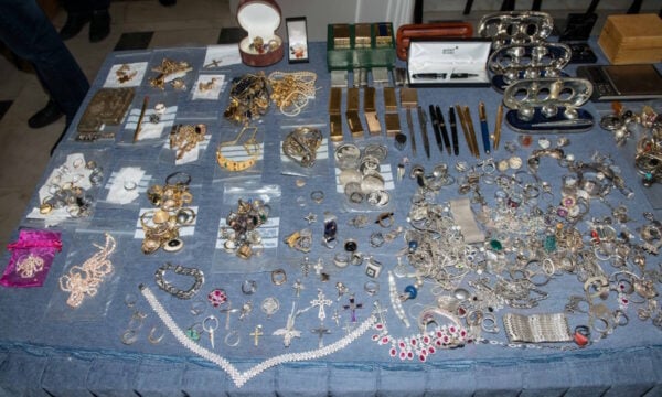 Βοιωτία: Απατεώνας έπεισε δύο ηλικιωμένες να του δώσουν 400.000 ευρώ για να γλιτώσουν από τον δορυφόρο της εφορίας