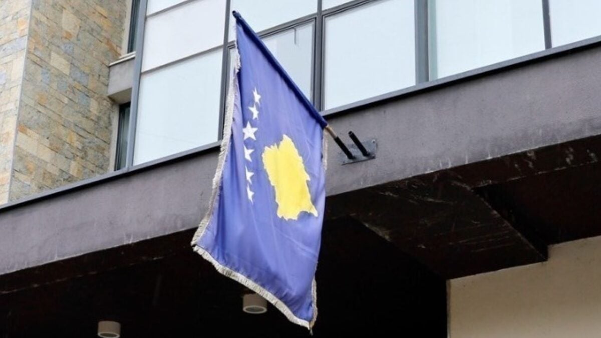 Πανδαιμόνιο στη Βουλή του Κοσόβου: Βουλευτής πέταξε αβγά στον πρωθυπουργό – βίντεο 1 Πανδαιμόνιο στη Βουλή του Κοσόβου: Βουλευτής πέταξε αβγά στον πρωθυπουργό – βίντεο