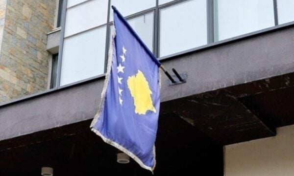 Πανδαιμόνιο στη Βουλή του Κοσόβου: Βουλευτής πέταξε αβγά στον πρωθυπουργό – βίντεο