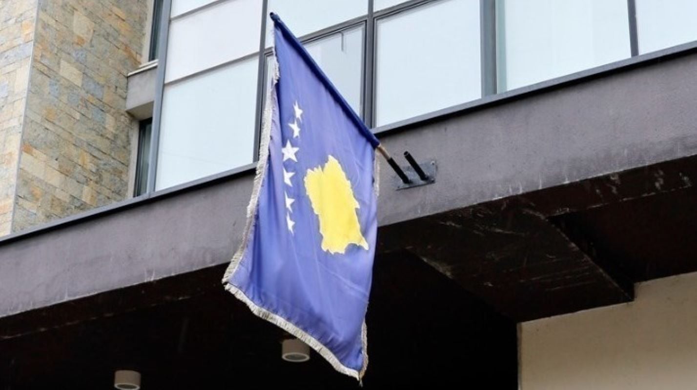 Πανδαιμόνιο στη Βουλή του Κοσόβου: Βουλευτής πέταξε αβγά στον πρωθυπουργό – βίντεο